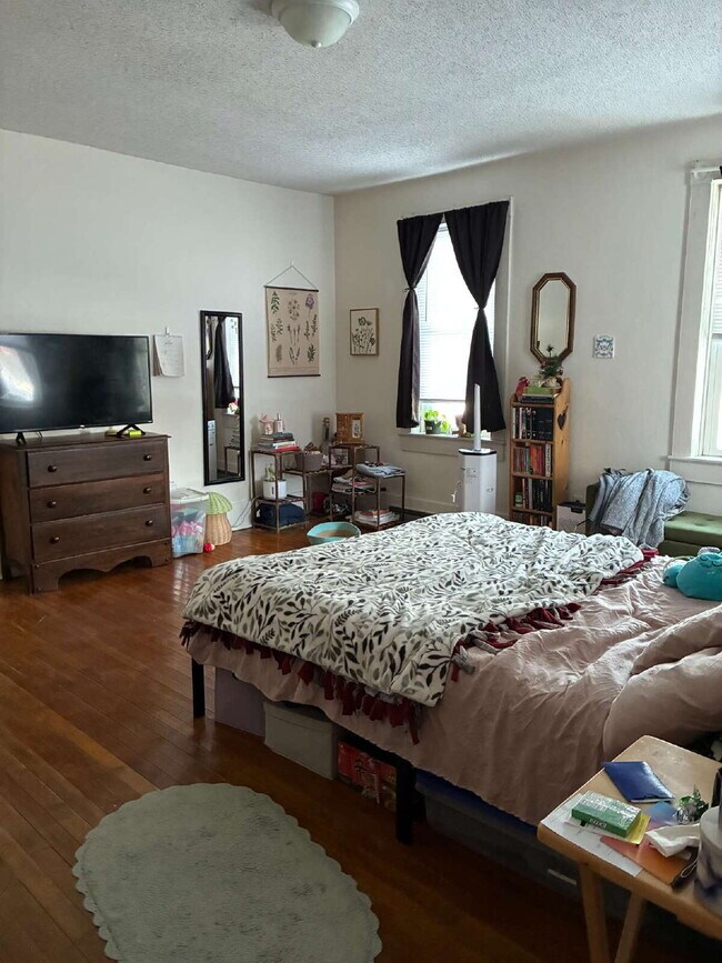Awesome 2 Bed 1 Bath! Available June 1st!