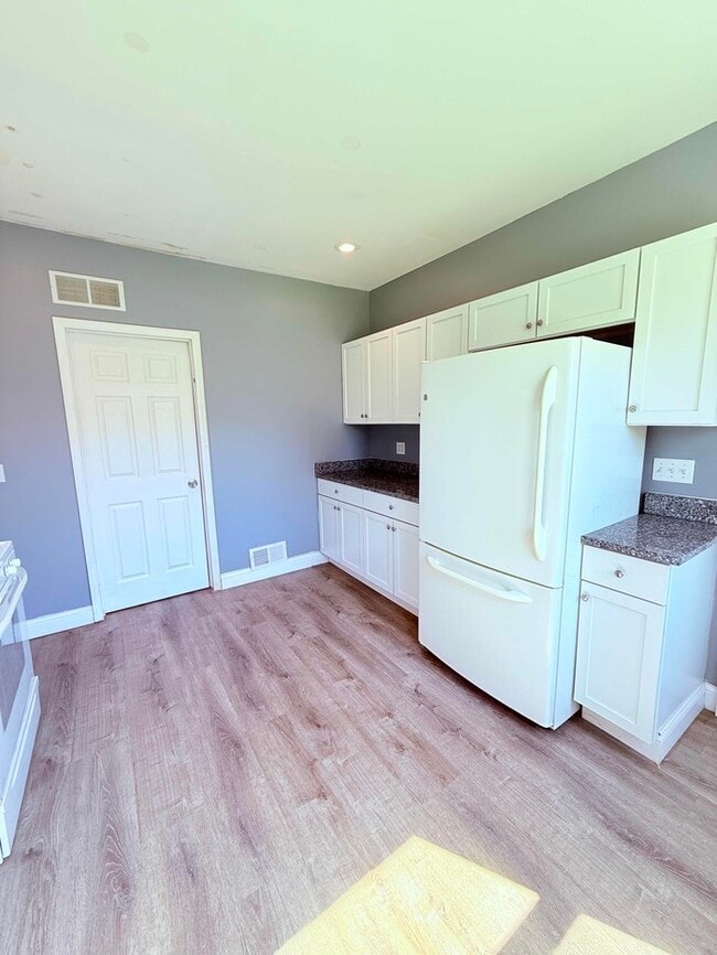 Photo - 3 Bed, 1 Bath Home with Modern Amenities / Vouchers Accepted / Available Now!