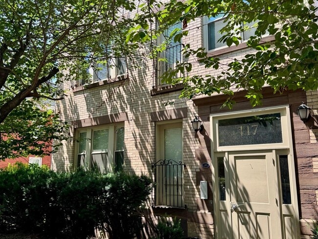 Building Photo - 117 Sigourney St Unit 1 Rental