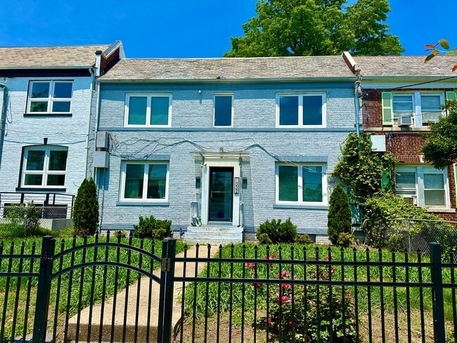 Building Photo - 2 Bedroom with Parking and Pets Welcome! Rental