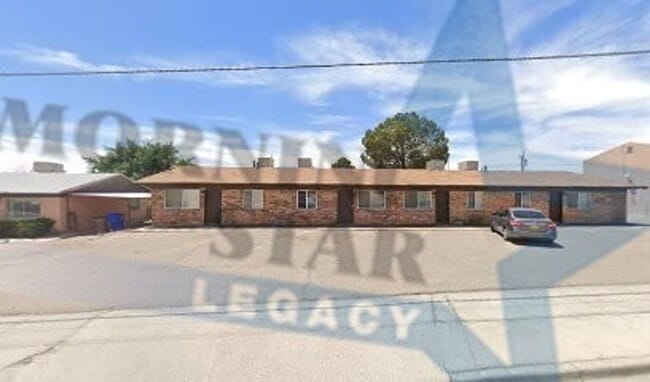 Building Photo - Affordable and convenient! 2 bed, 1 bath with a yard