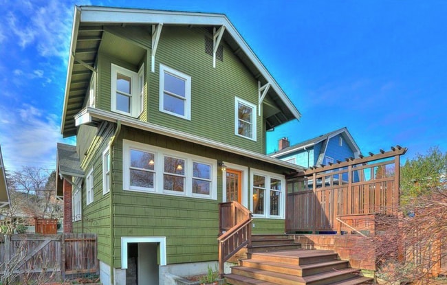 Building Photo - Huang Duplex Unit -B