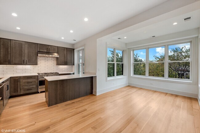 Building Photo - 1508 W Addison St Unit 3