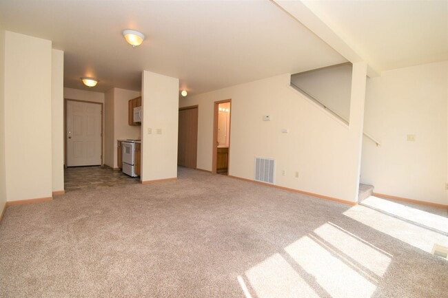 Building Photo - Townhouse style 2bed 1.5bath with attached garage Unit B