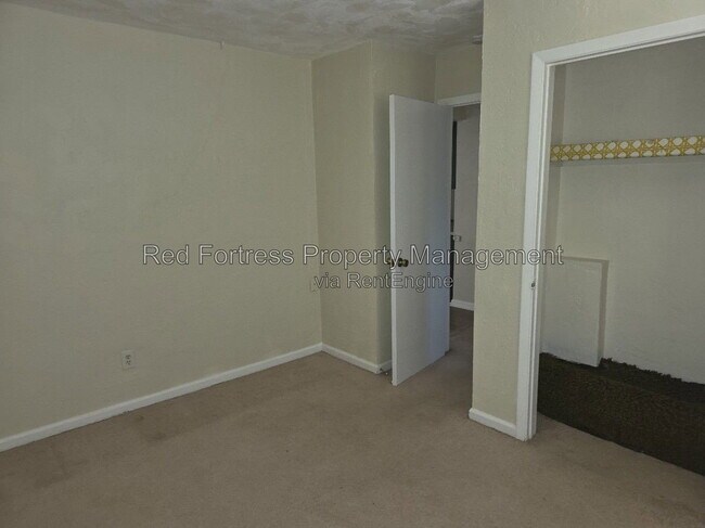 Photo - 718 Karlov St
