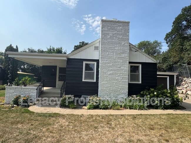 Building Photo - 720 N Bell St Rental