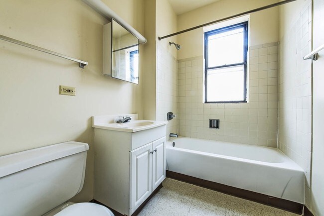 Bathroom - 5047 S Champlain