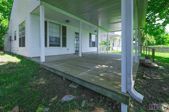 Building Photo - Lake View & Access! 3 bedroom, 2 bath hom... Rental