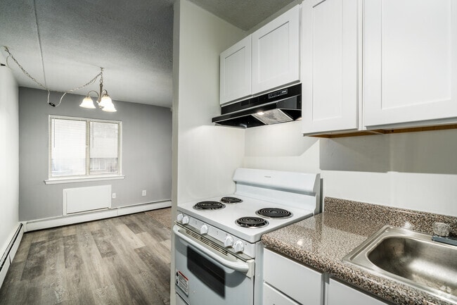 1BR, 1BA - 690SF - Kitchen