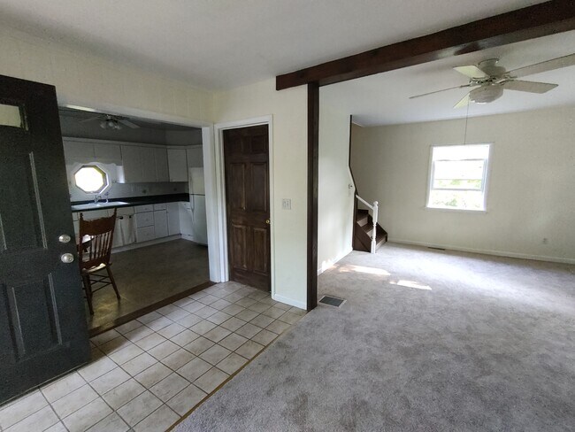 Justo dentro de la puerta principal. La puerta marrón es la puerta que da al sótano completo. - 1314 Blakeley Rd