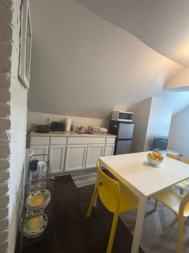 Photo - 11710 Buckingham Ave Unidad Third Floor