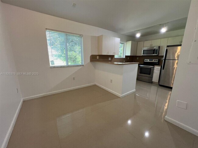 Building Photo - 990 NE 33rd Terrace Unit 204