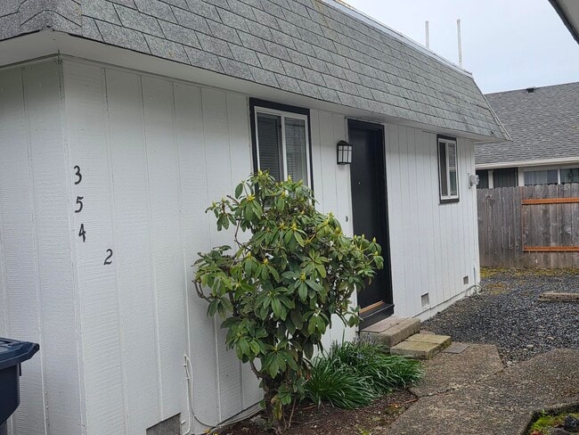 Photo - 354 Catron St N