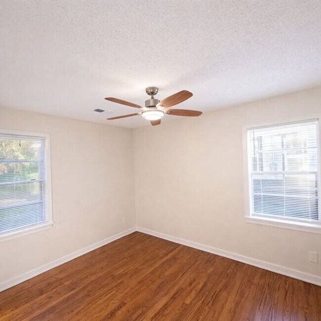 Photo - Large 3 Bed, 2 Bath Two-Story Home