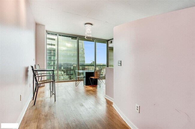 Photo - 3324 Peachtree Rd NE Unidad 2515