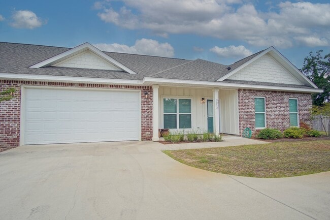 Building Photo - Beautiful Pet-Friendly 3BR/2BA Brick Townh... Rental