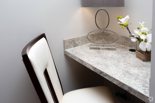 2BR, 2BA - 1,088 SF - Built in Desk - Palomar View Apartments