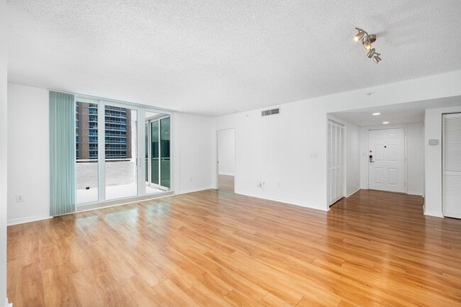Yacht Club at Brickell Apartments