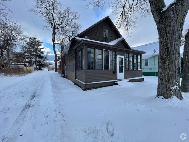 Building Photo - Four Bedroom Home in Muskegon