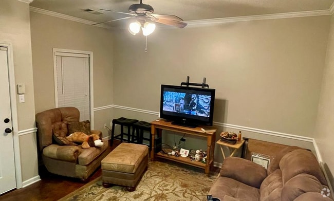 Building Photo - 3 Bed/2 Bath Rental