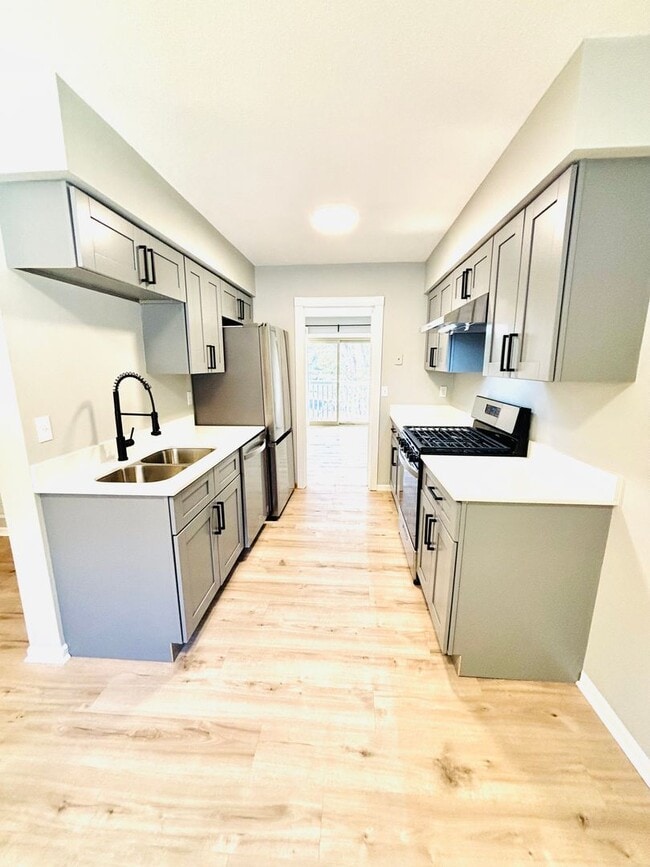 Building Photo - Newly Updated In Prime Apple Valley Neighborhood