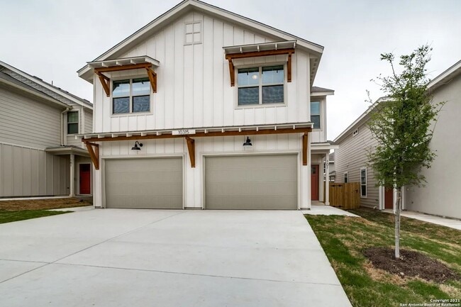Building Photo - Lease This Gorgeous Townhome Today!