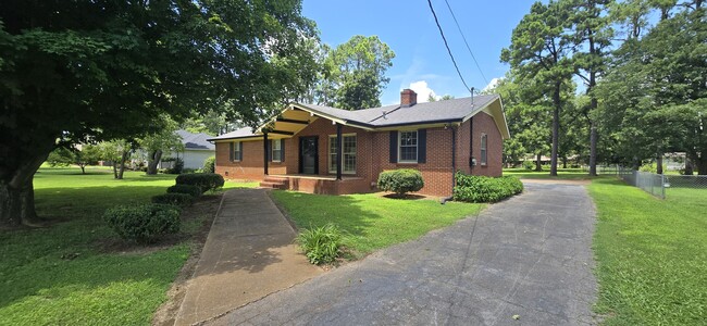 Building Photo - 204 Iris Dr