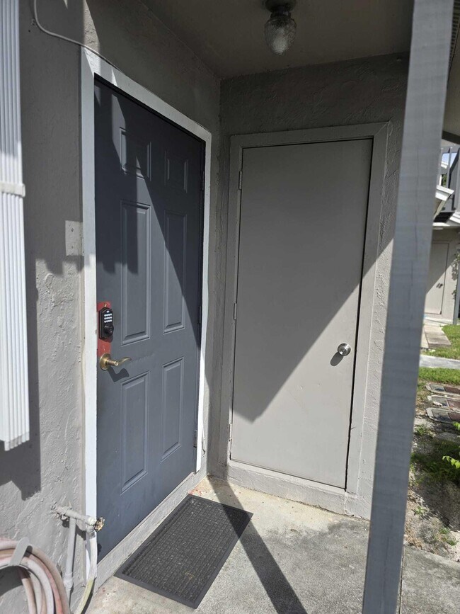 5204 Bayside Dr