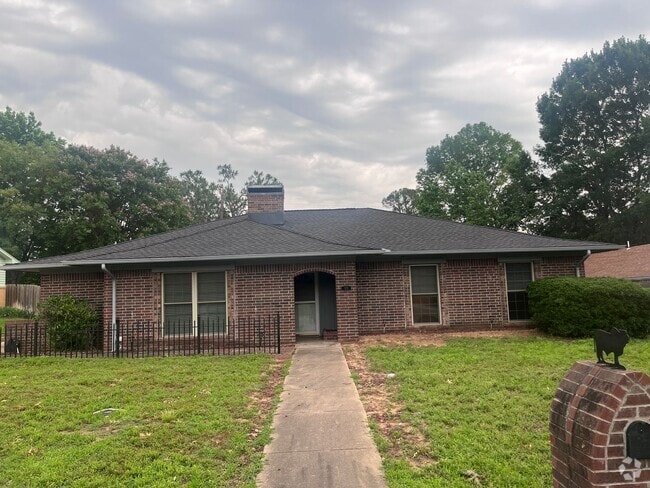 Building Photo - Brick 3/2/2 in Nice Denison Neighborhood O... Rental