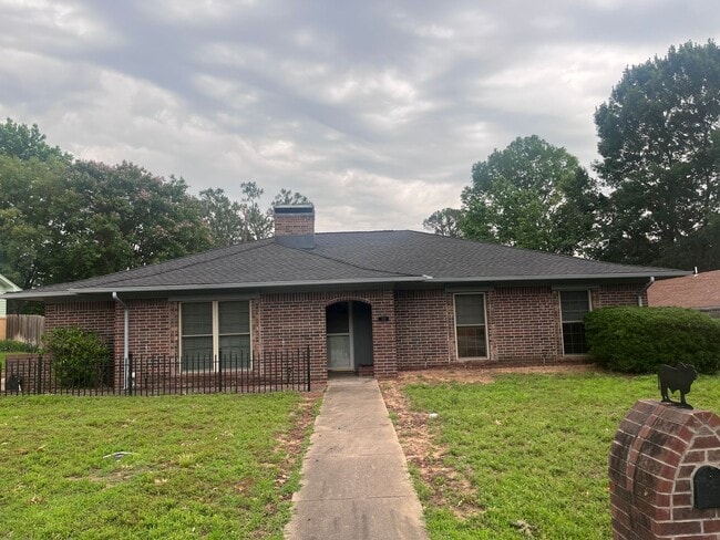 Brick 3/2/2 in Nice Denison Neighborhood O... - Brick 3/2/2 in Nice Denison Neighborhood O... House