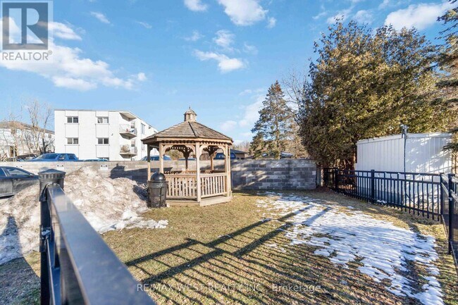 Photo - 283 Fairway Rd N Unité 90