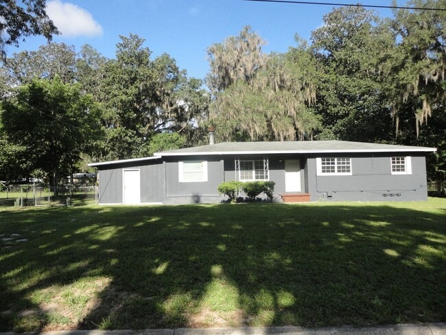 Building Photo - Nice 4 bedroom/2 Bathroom home
