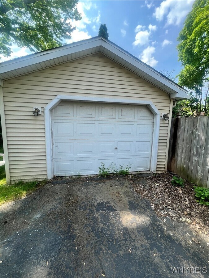 Photo - 909 James Ave