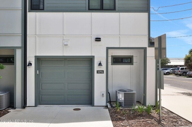 Photo - 1096 Farwell St