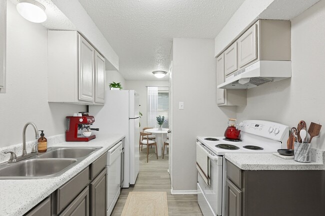 Building Photo - ReNew Highland Park Rental