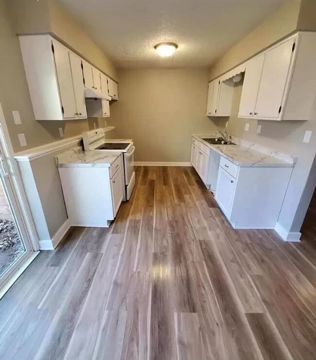 Photo - 3 Bedroom with Fenced Yard!