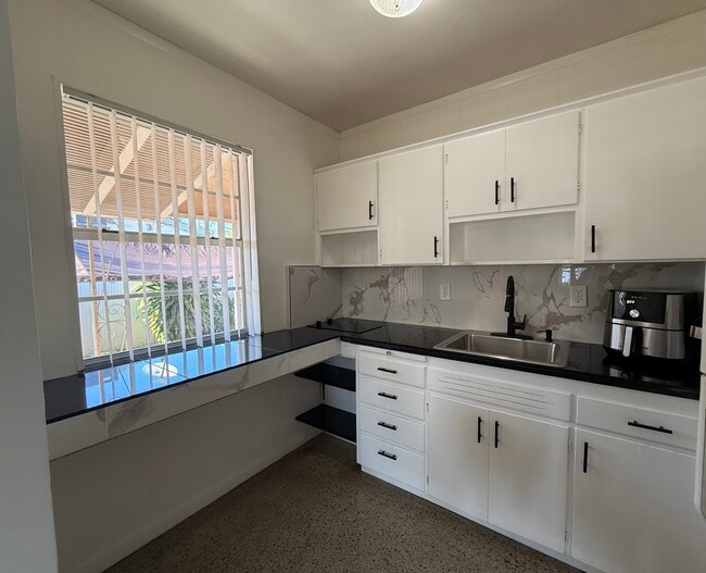 Kitchen - 515 N 24th Ave Unit 1