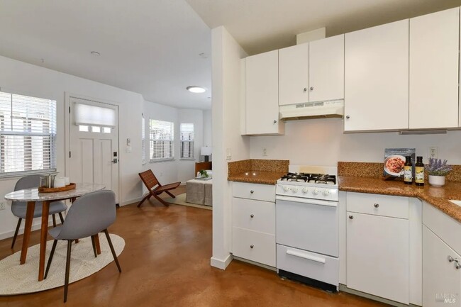 Building Photo - 130A Valley Oak Dr Unit #A