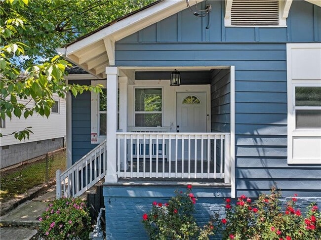 Photo - 807 Gilbert St SE