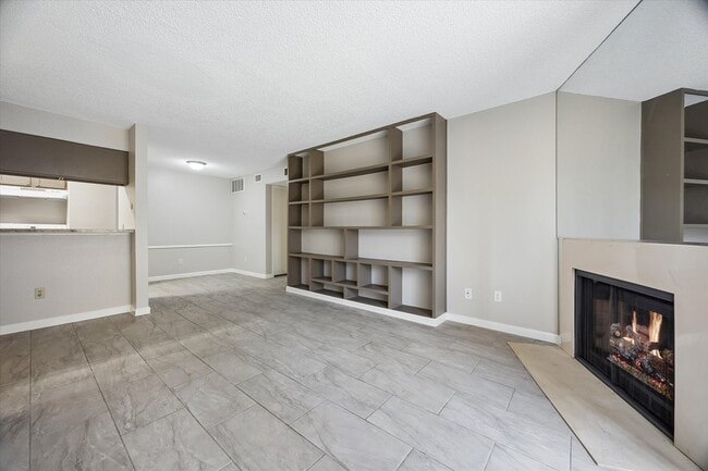 Building Photo - 2120 El Paseo St Unit 615