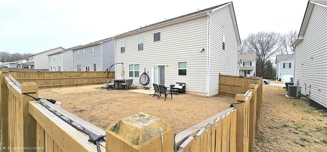 Photo - 404 Starbuck Parkway