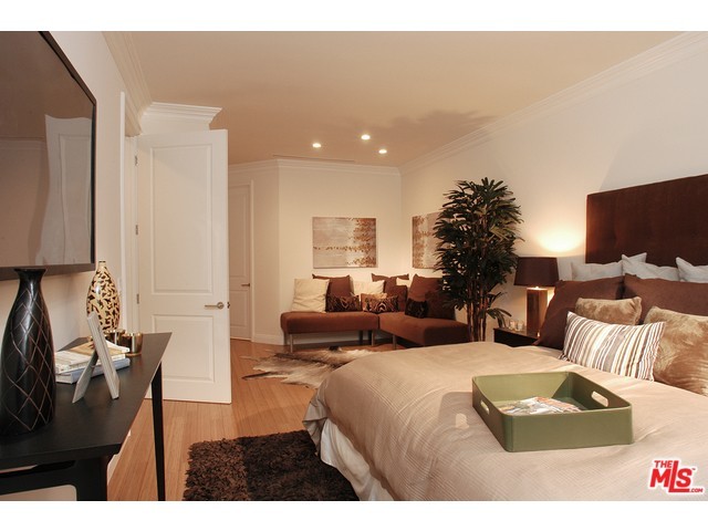 Dormitorio grande con espacio de oficina. - 8121 Norton Ave