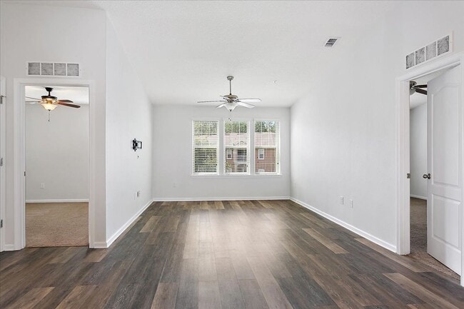 Photo - Condo in Greenstone at Aberdeen!