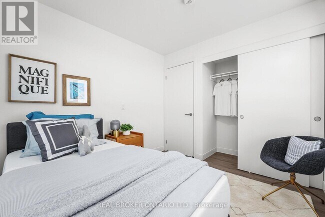 Photo - 100 Manett Crescent