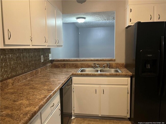 Photo - 405 Kirkcaldy Ct