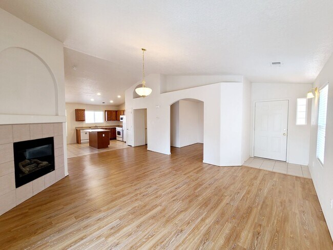 Building Photo - 3 bed 2 bath home in Huning Ranch