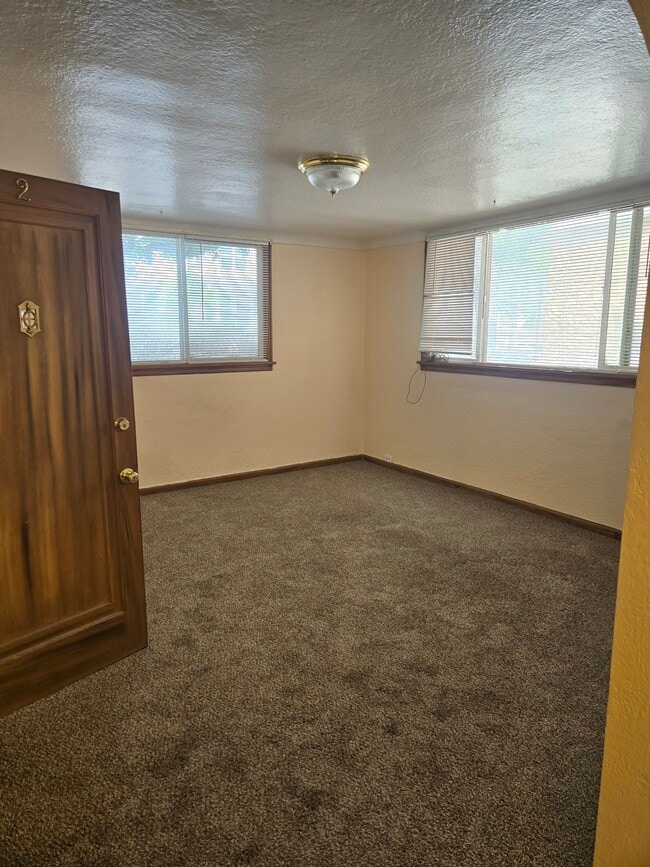 Building Photo - 945 E Lander St Unit 2