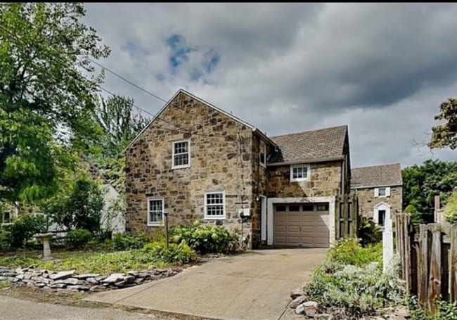 Building Photo - 4 Laurel Village