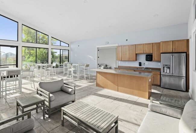 Building Photo - LARGE BEDROOMS!