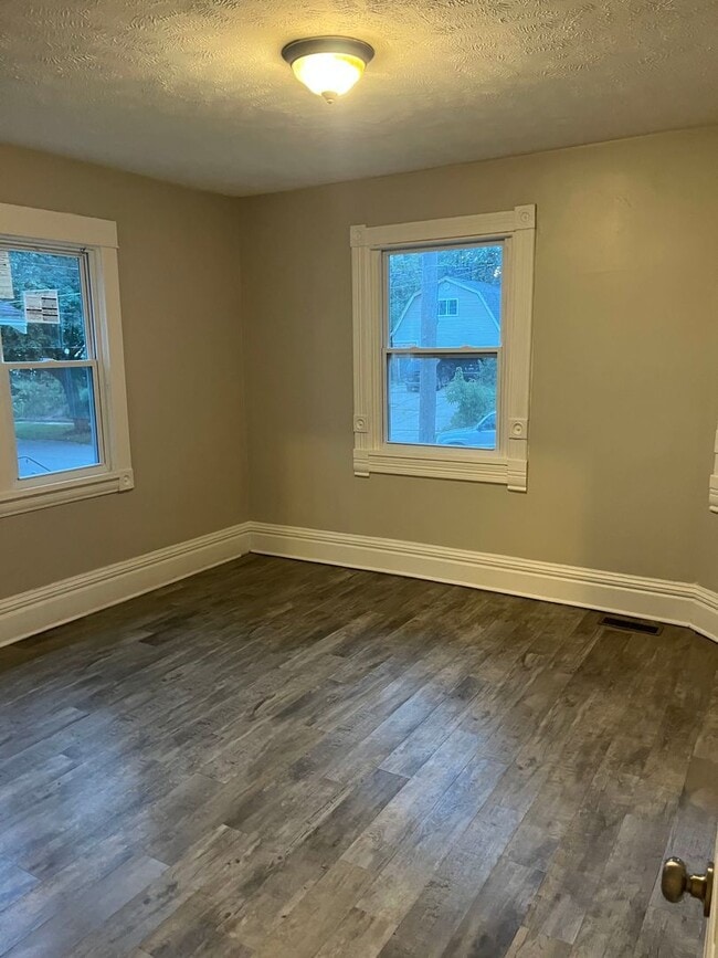 616 Pine Ave NW Unit 1